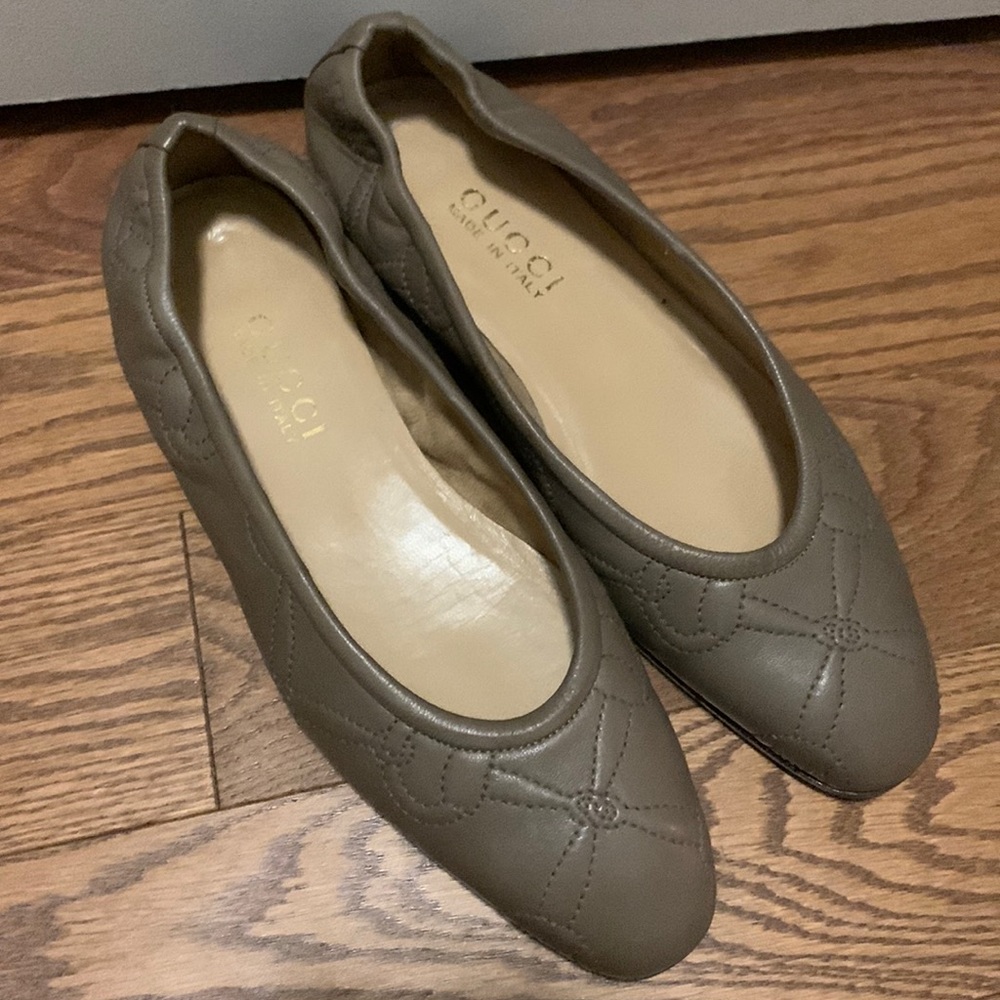 NWT gorgeous Taupe leather flats with stitching